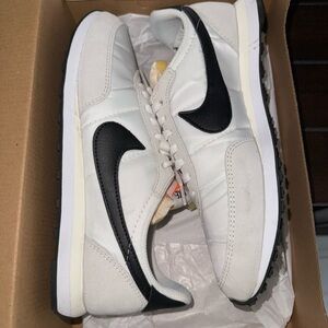Nike Men's White and Black Sneakers